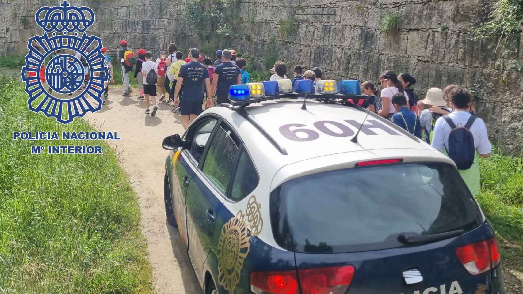 Alumnos del CEIP O Pombal de Vigo durante el trayecto acompañados por la Policía Nacional.