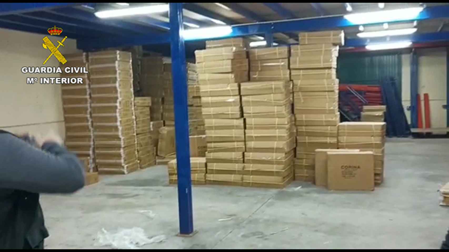 Las cajas que contienen la mercancía falsificada en un almacén de Madrid.