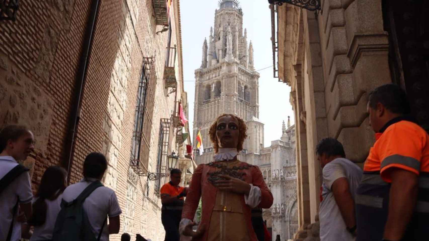Uno de los gigantones a su llegada al Ayuntamiento de Toledo.