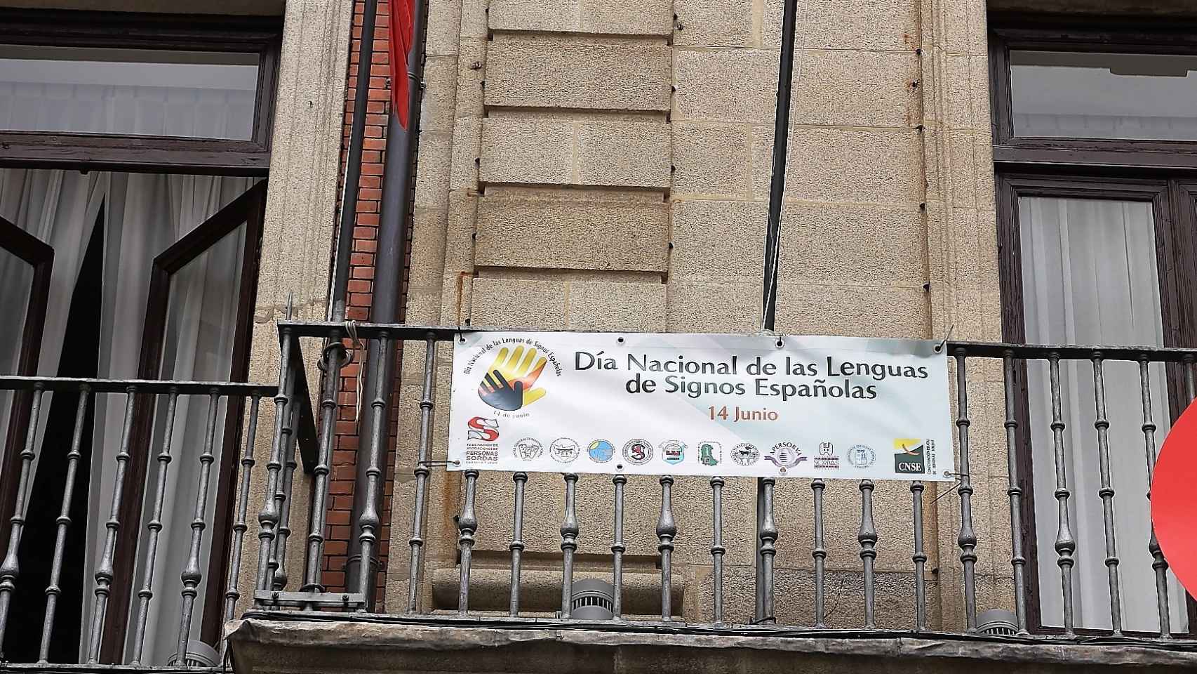 Pancarta de apoyo del Día Lengua de Signos en el Ayuntamiento de Zamora