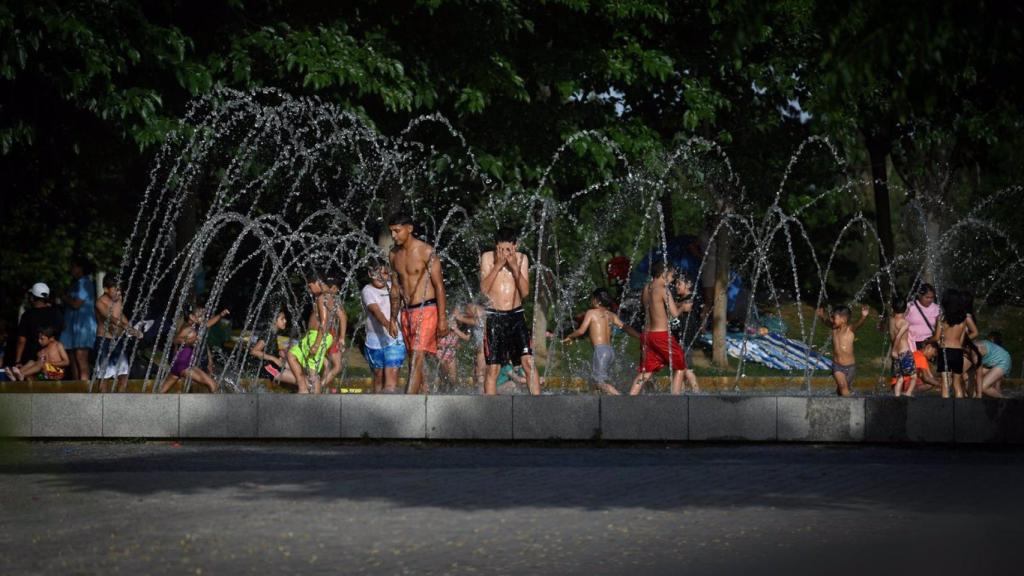 Personas buscando un poco de hidratación ante la ola de calor.