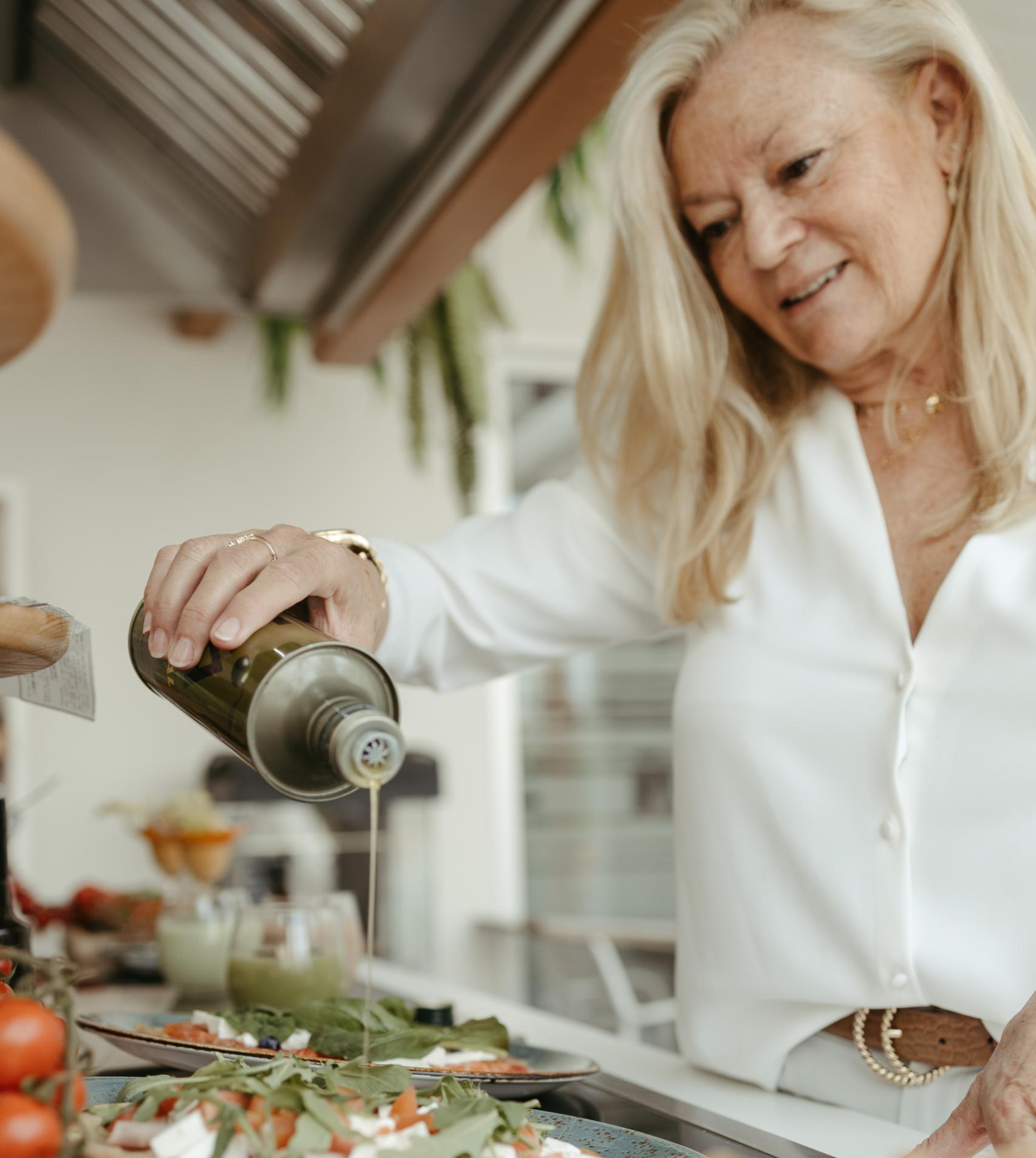 Elena Pérez de Futurlife cocinando.