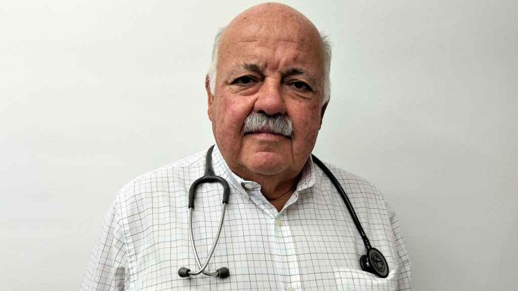 El consejero andaluz de Salud y Familias,  el médico de familia Jesús Aguirre, con su estetoscopio.