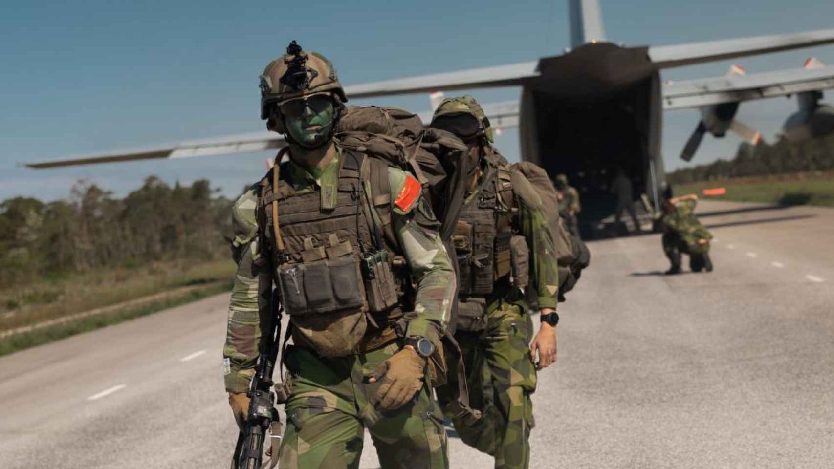 Militares de las Fuerzas Armadas suecas descendiendo del avión militar en Gotland para las operaciones Báltops.