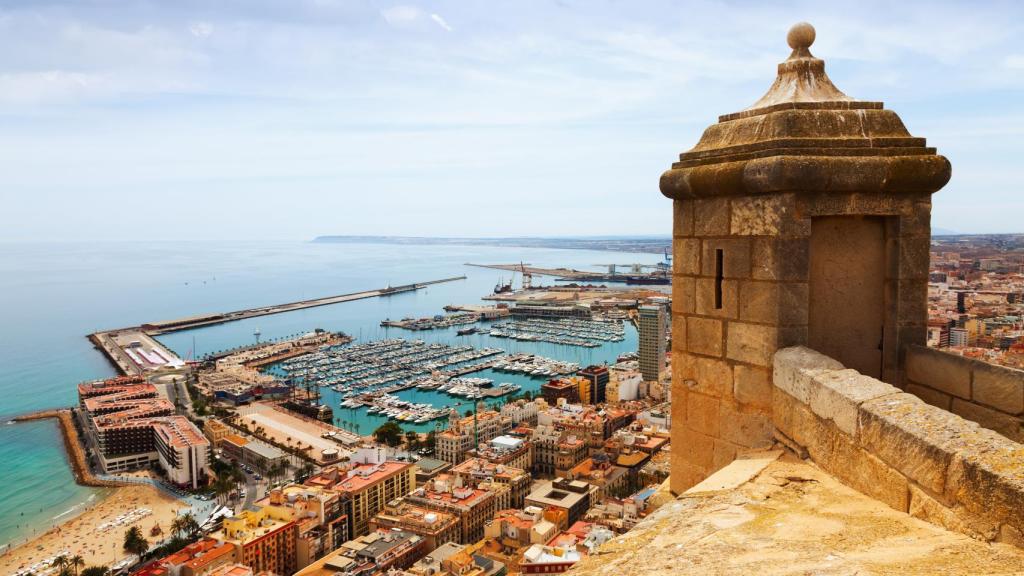 Panorámica del Puerto de Alicante desde el Castillo de Santa Bárbara.