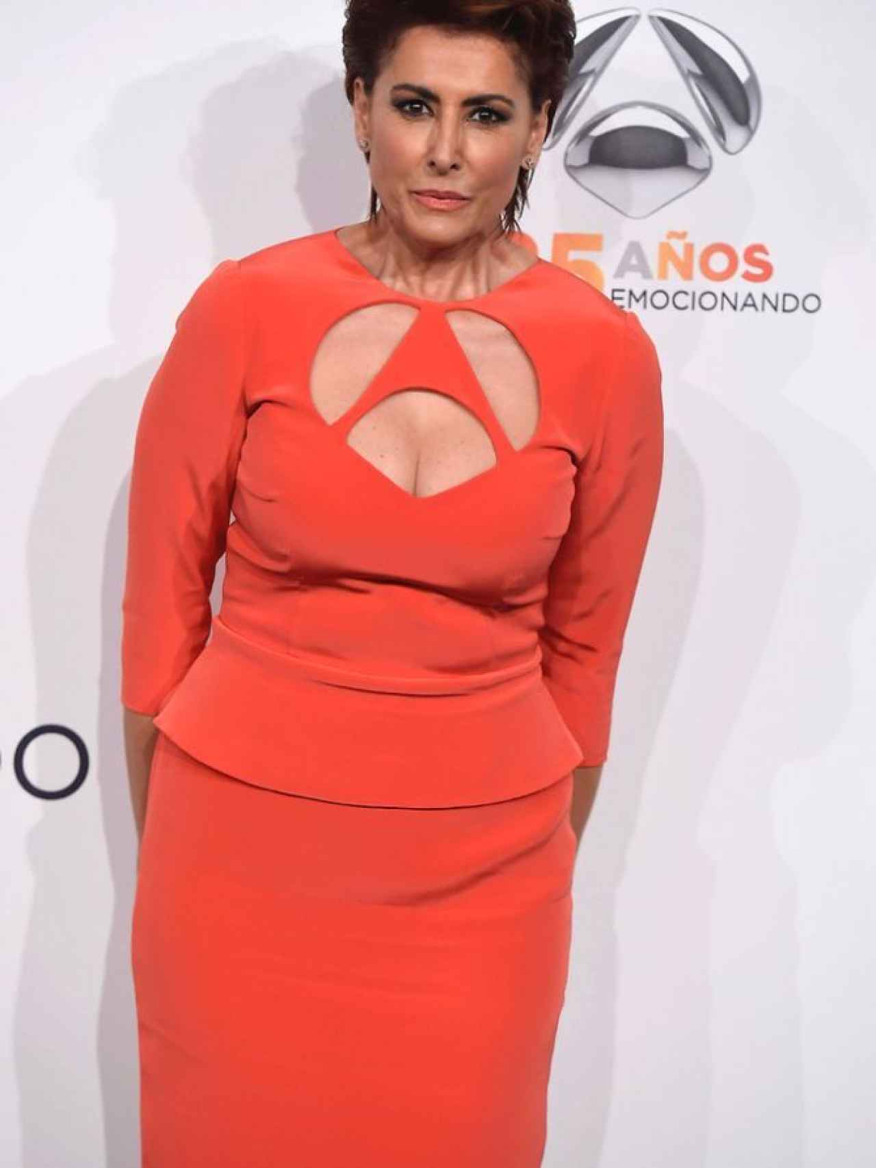 La presentadora Irma Soriano con logo de Antena 3 troquelado en el vestido.
