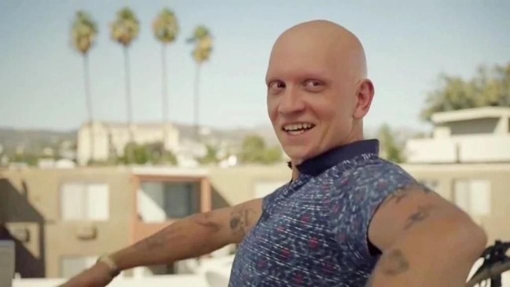 Anthony Carrigan como Noho Hank es uno de los descubrimientos de la serie.