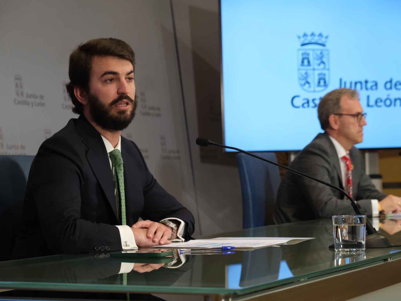 El vicepresidente de la Junta y el consejero de Industria, Juan García-Gallardo y Mariano Veganzones, en la rueda de prensa de este lunes en la que anunciaron las medidas.