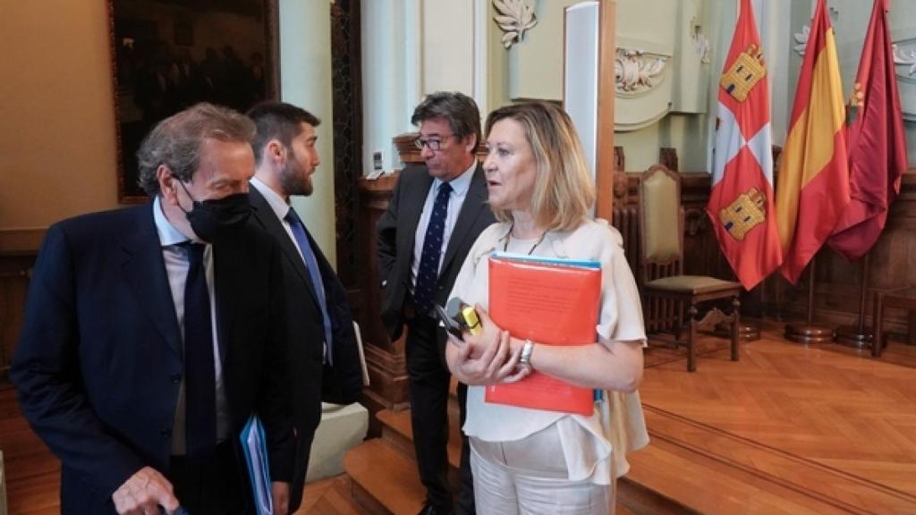 Pilar del Olmo junto a José Antonio de Santiago Juárez en el pleno del debate sobre el estado de la ciudad