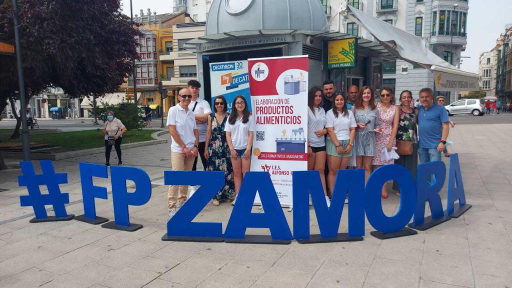 Alumnos y profesores del IES Alfonso IX en La Marina