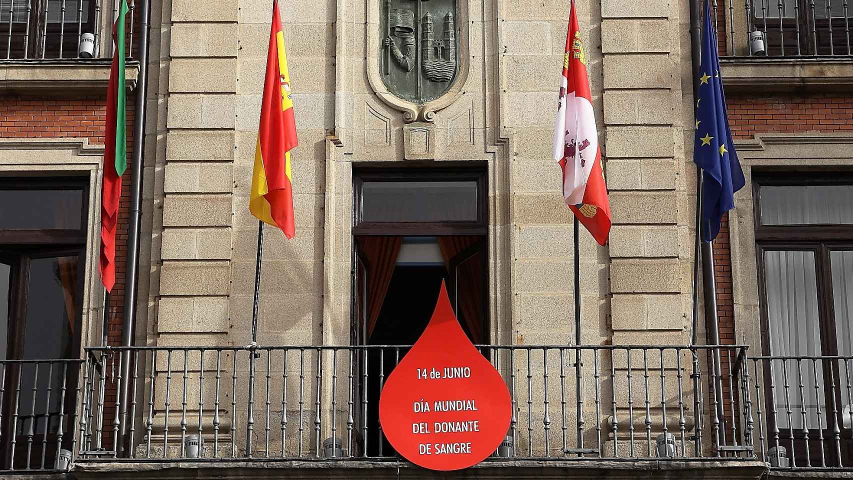 La gota de sangre en la fachada del Ayuntamiento de Zamora