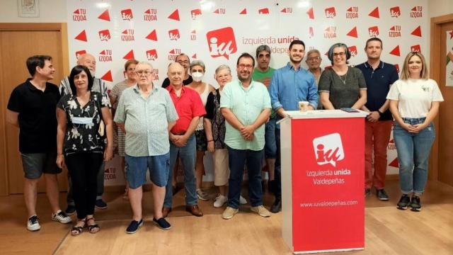 Juan Ramón Crespo, en el centro, este martes en Valdepeñas (Ciudad Real).