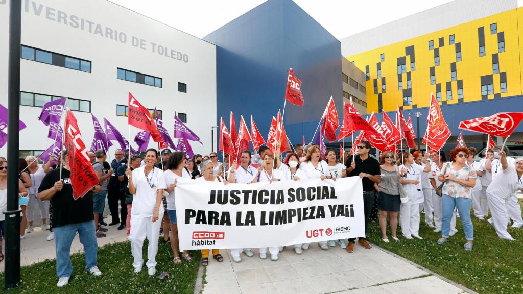 Trabajadoras de la limpieza se concentran en el Hospital de Toledo. / Foto: Óscar Huertas.