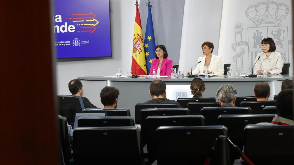 Las ministras de Sanidad, Darias; portavoz, Rodríguez; y Ciencia, Morant, ante la prensa en Moncloa.