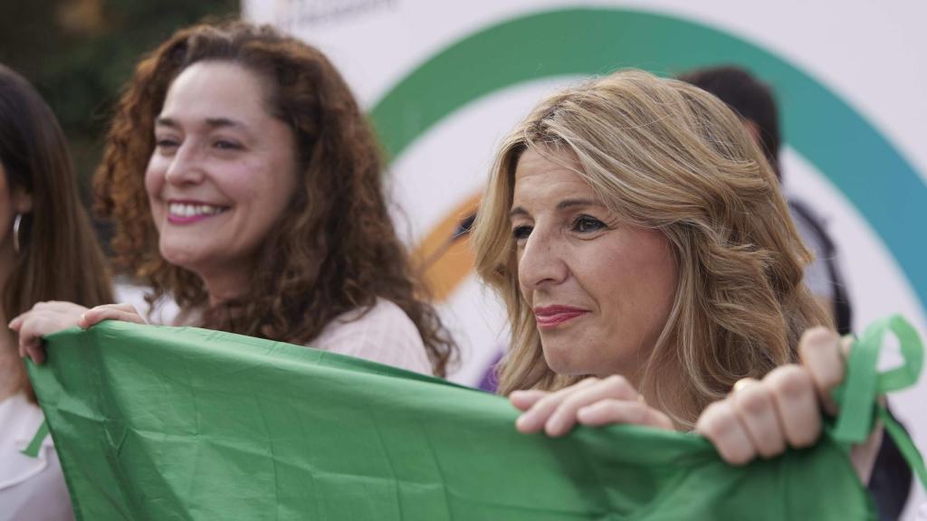 Inma Nieto y Yolanda Díaz en el acto de este martes en Dos Hermanas (Sevilla).