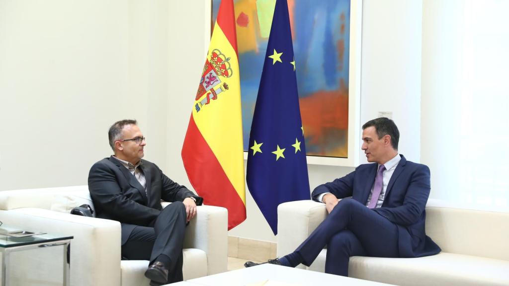 Dan Staner, vicepresidente de Moderna para Europa, Oriente y África, y Pedro Sánchez, presidente del Gobierno.