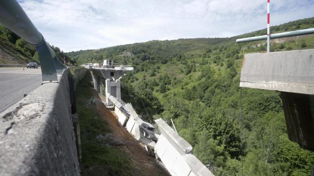 La parte del puente que se ha desprendido.