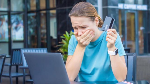 Foto de archivo fingiendo una estafa online (Shutterstock)