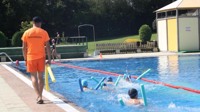 Cursos de natación en la piscina municipal de O Pino.