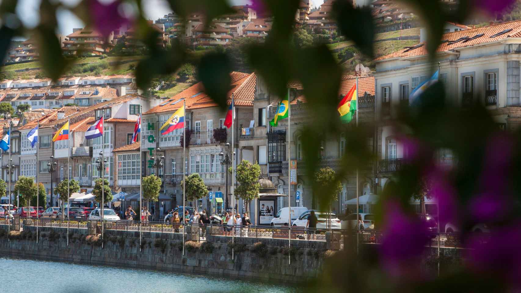 Vista del paseo marítimo de Baiona.