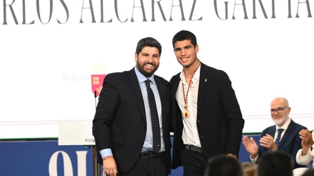 El presidente de la Región de Murcia, Fernando López Miras, el Día de la Región de Murcia, entregando la Medalla de Oro al tenista Carlos Alcaraz.