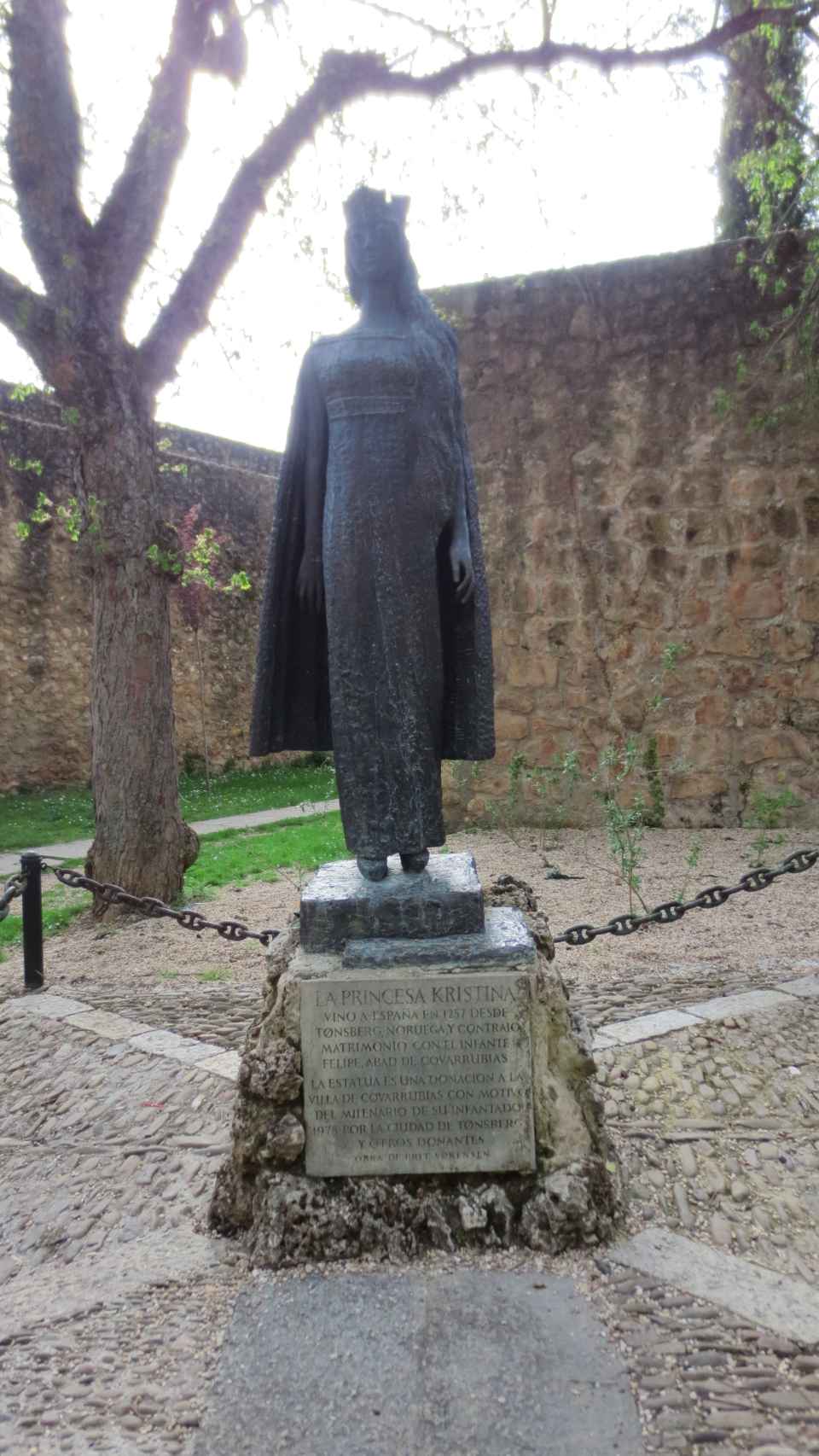 Estatua en honor de la princesa, frente a la Colegiata de Covarrubias