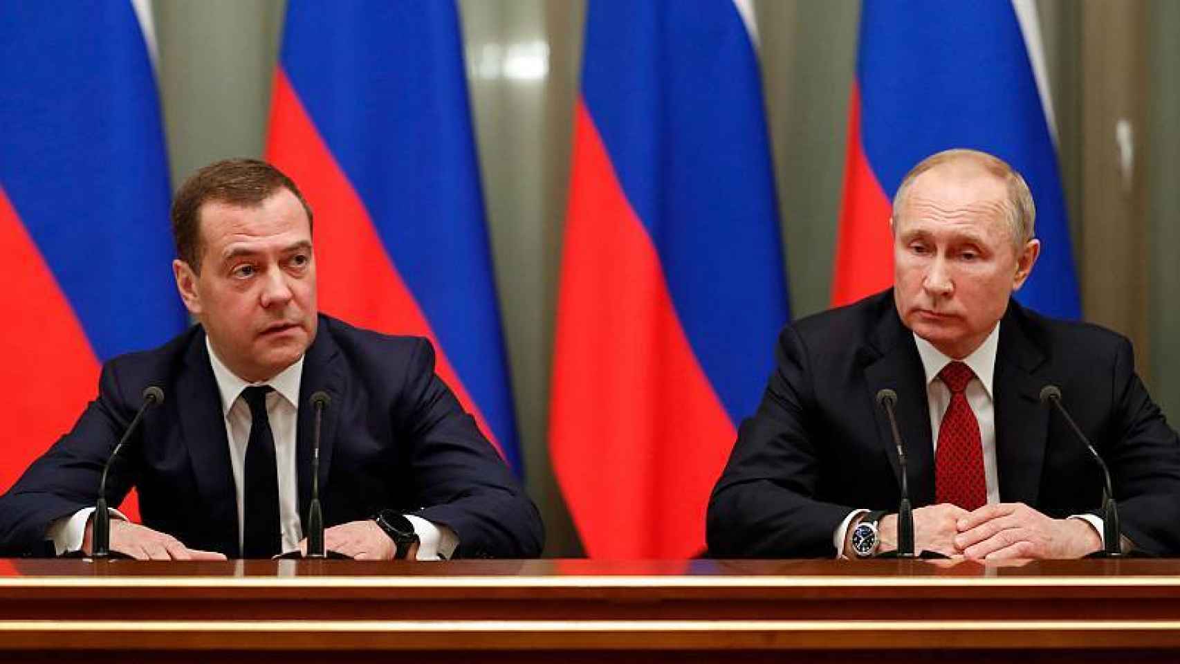 Dmitri Medvédev junto a Putin.