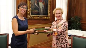 La directora general de la Guardia Civil, María Gámez (izquierda), y la presidenta de AFAMMER, Carmen Quintanilla (derecha), han firmado la colaboración este miércoles.