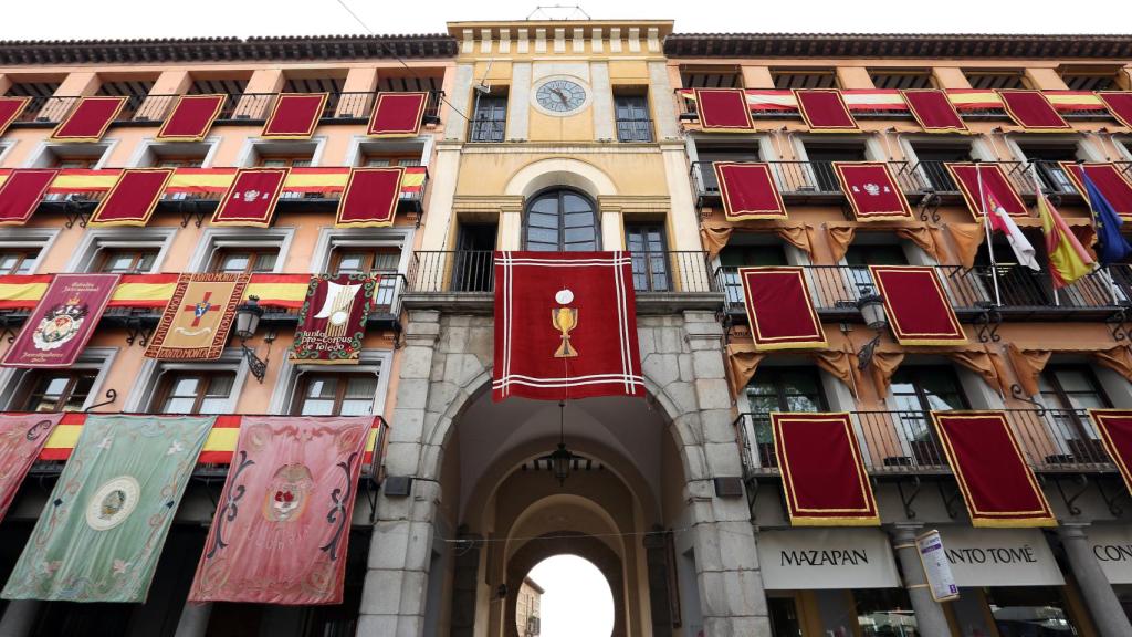 Los balcones engalanados de la Delegación del Gobierno en Castilla-La Mancha.