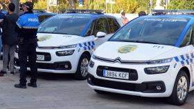 Imagen de archivo de un agente y dos coches de la Policía Local de Burgos