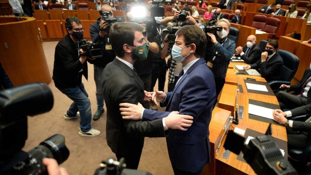 Vicepresidente y presidente de Castilla y León, Juan García-Gallardo y Alfonso Fernández Mañueco, se saludan.