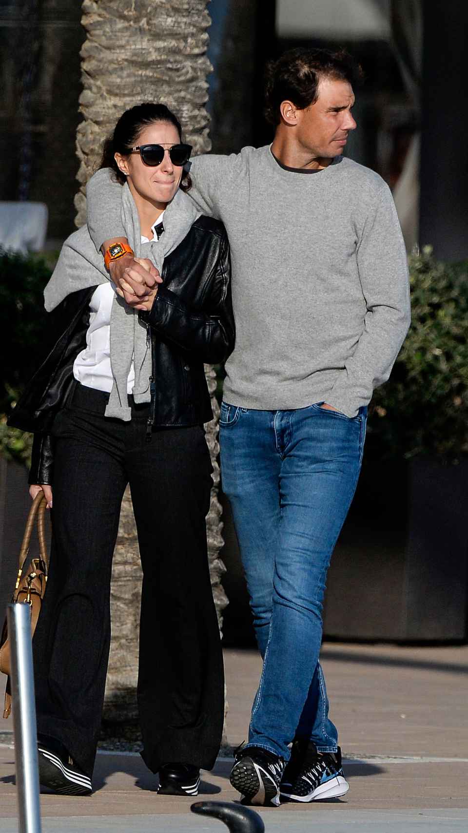 Rafael Nadal y Xisca Perelló paseando por las calles de Mallorca en 2020.