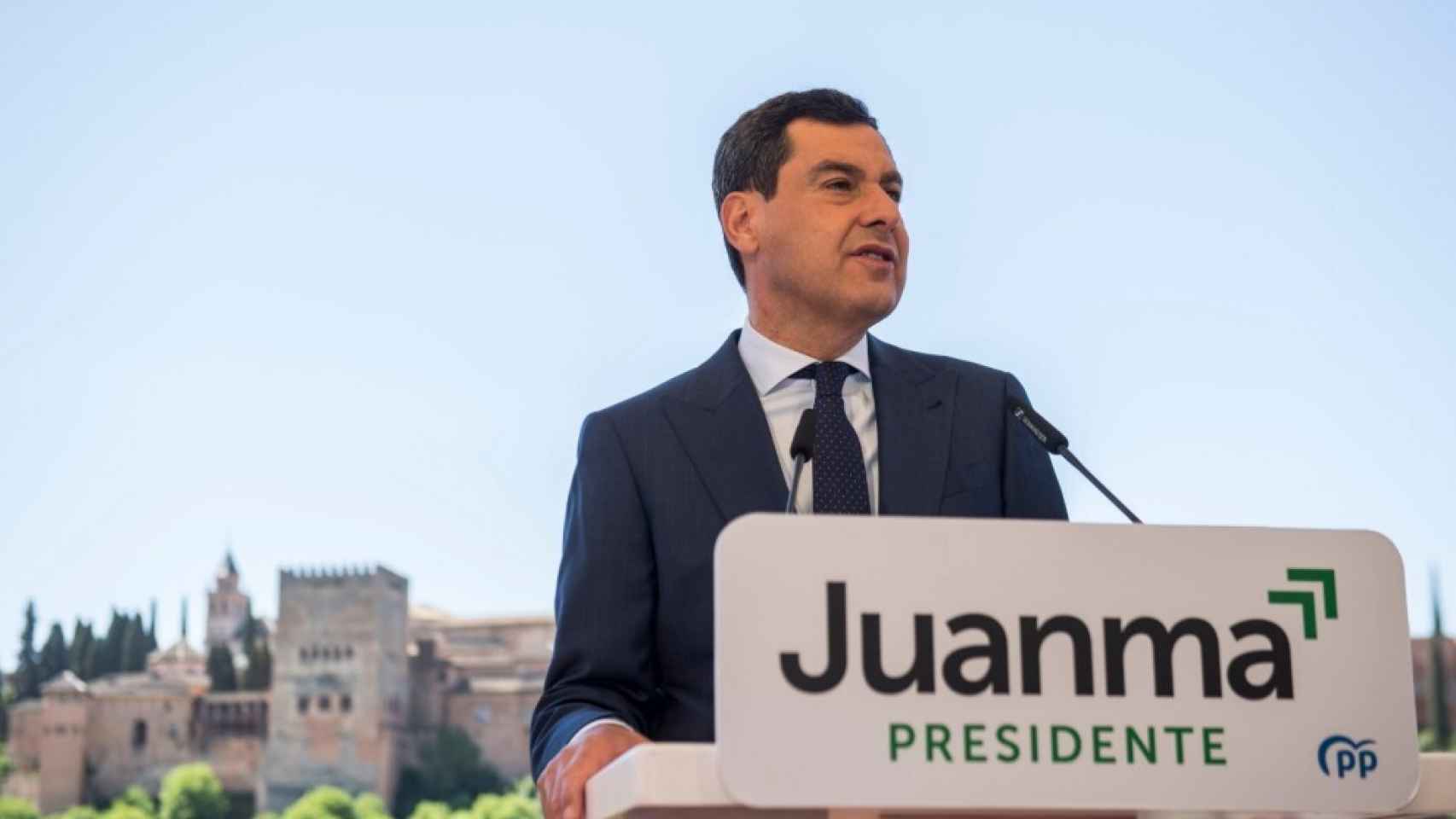 El candidato del PP, Juanma Moreno, tras un atril con su nombre, en una imagen de archivo.