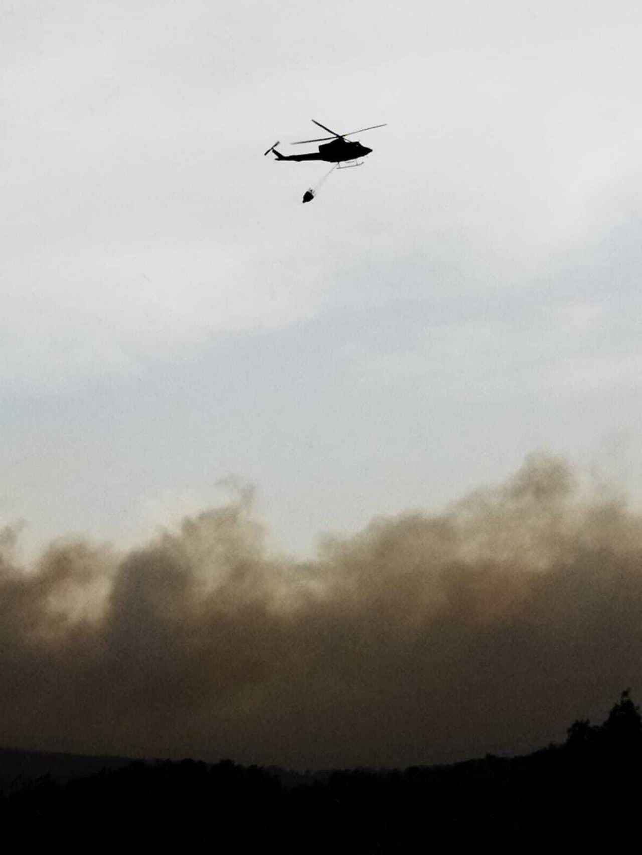 Un helicóptero hace frente a las llamas