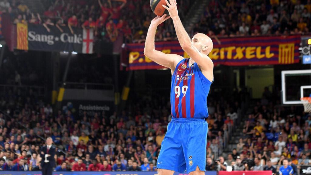 Nick Calathes hace un tiro.