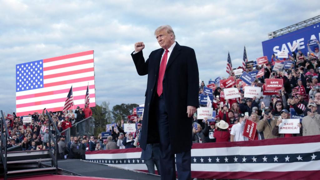 El expresidente Donald Trump durante una reunión con sus seguidores el 11 de abril en Selma.