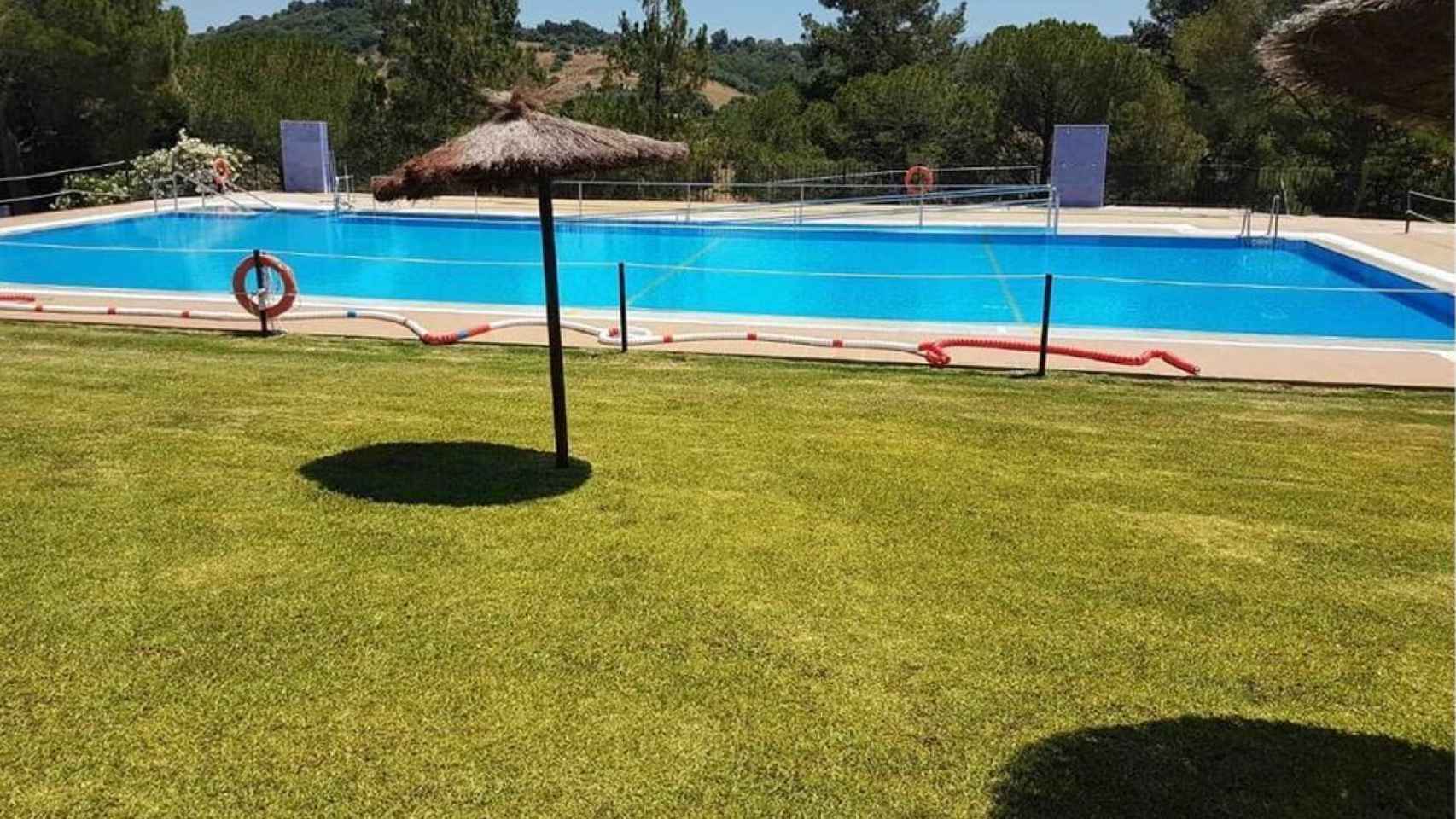 Una piscina comunitaria en imagen de archivo.