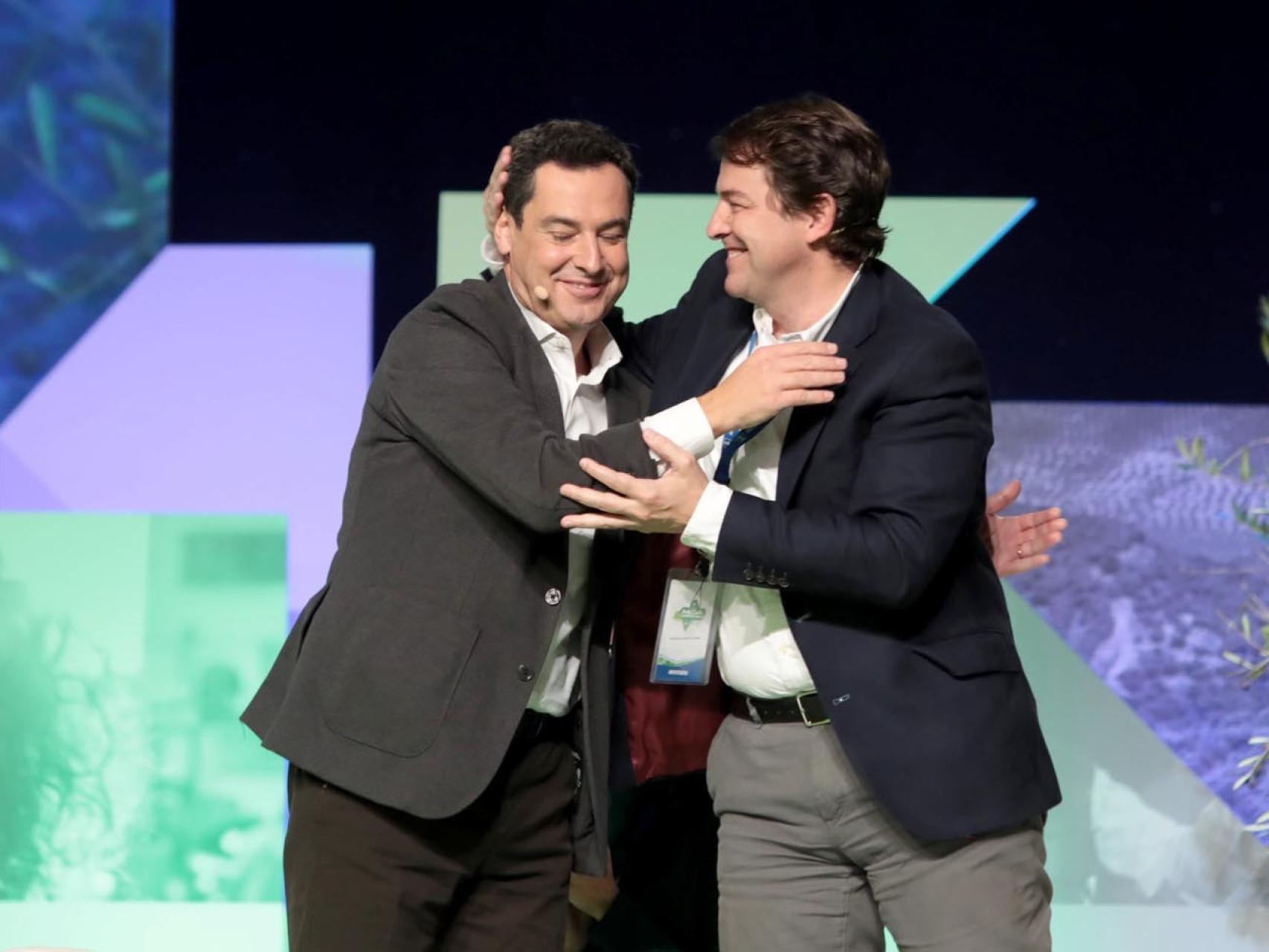 El presidente andaluz, Juan Manuel Moreno, y el de la Junta, Alfonso Fernández Mañueco, se abrazan en el Congreso del PP de Andalucía, el pasado mes de noviemrbe.