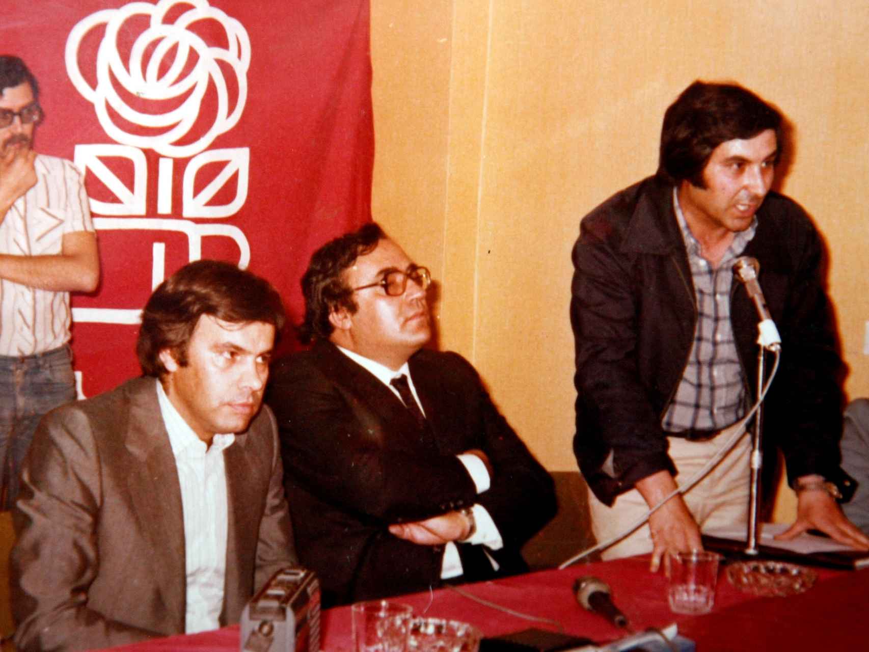Los entonces dirigentes del PSOE, Felipe González y Gregorio Peces-Barba, en un acto en la sede del partido en Valladolid en la campaña de 1977.
