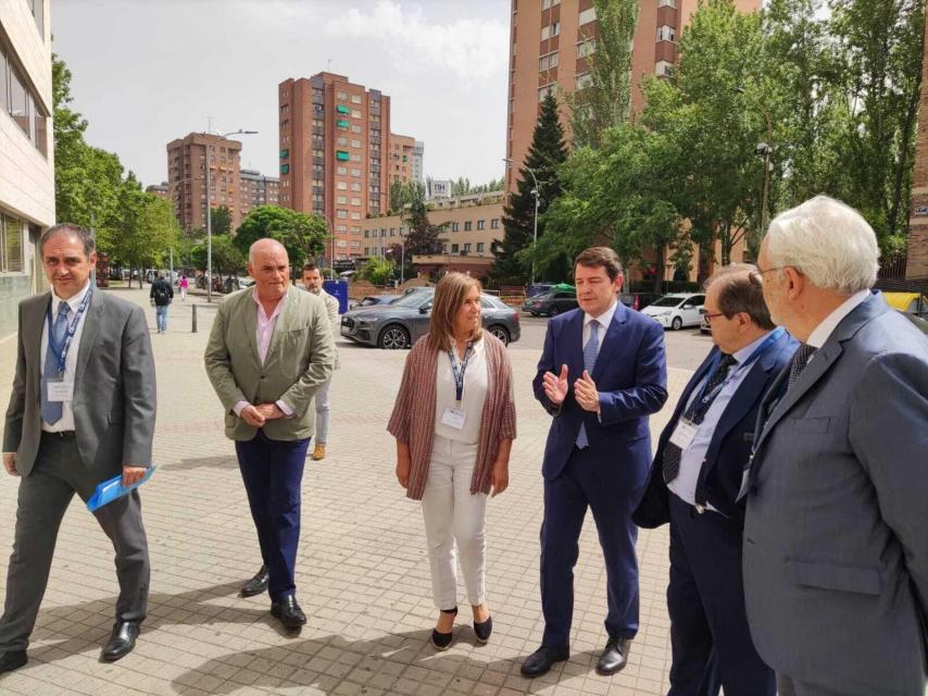 El presidente de la Junta, Alfonso Fernández Mañueco, y la exministra Ana Mato a su llegada al evento celebrado este miércoles en la Cámara de Comercio.