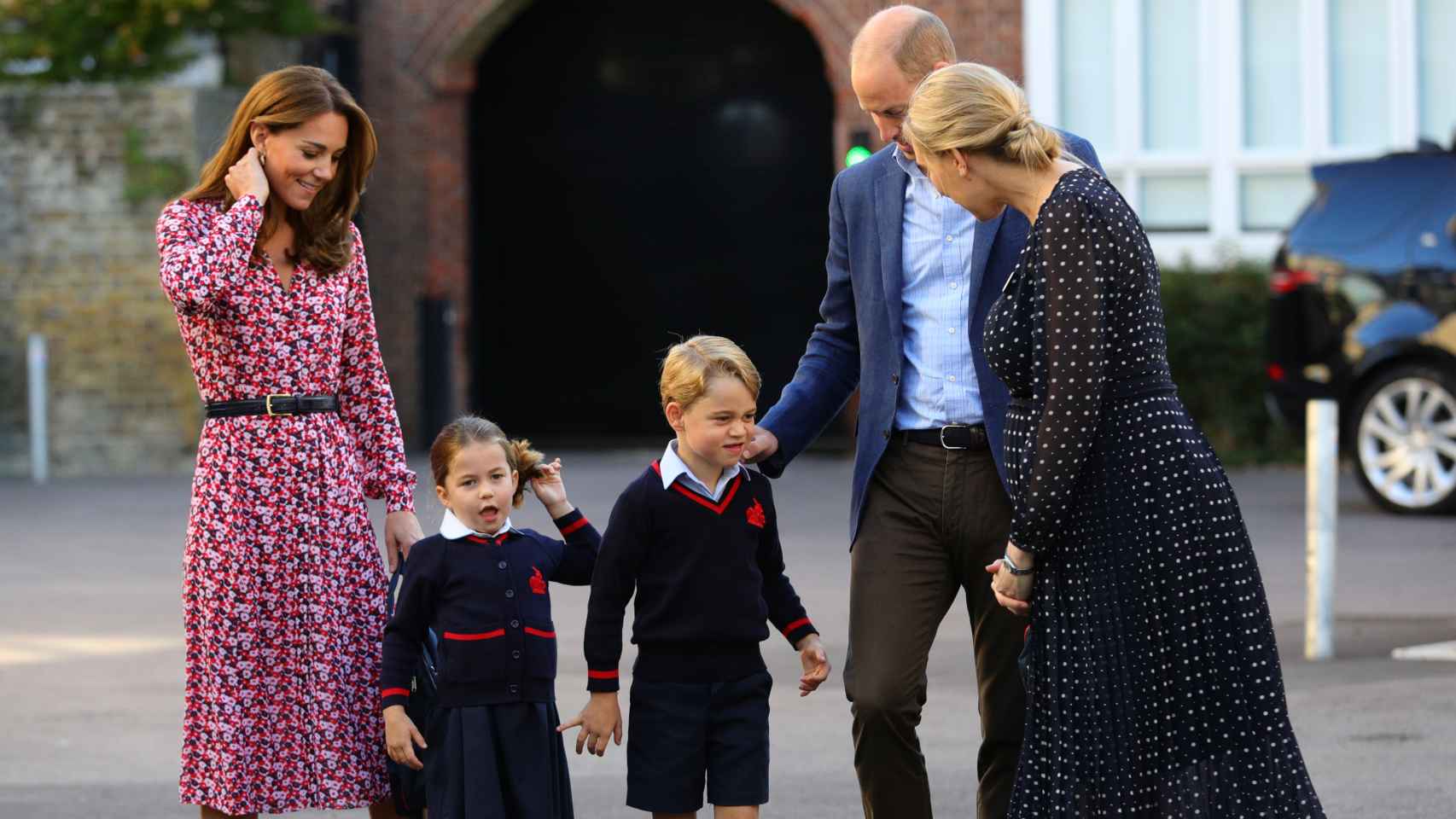 Los duques de Cambridge junto a sus hijos mayores en el primer día de Charlotte en el Thoma's Battersea.