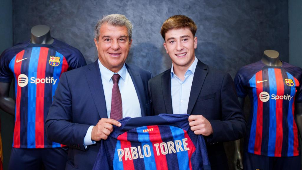 Joan Laporta y Pablo Torre, con la nueva camiseta del Barça
