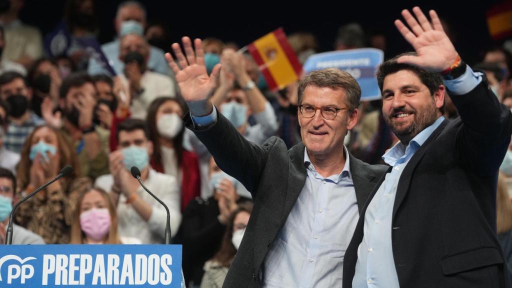 El presidente del PP, Alberto Núñez Feijóo, y el líder del PP murciano, Fernando López Miras, en marzo, en un acto en el Teatro Circo de Murcia.