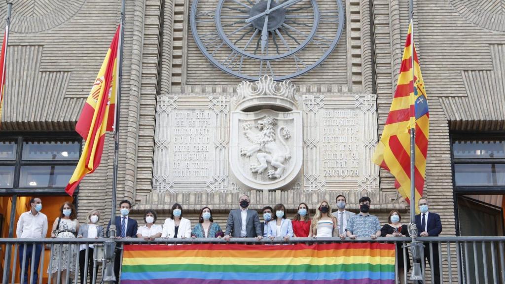 La pancarta colocada en el balcón del Ayuntamiento de Zaragoza en 2020.