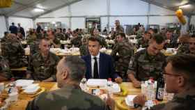 El presidente de Francia, Emmanuel Macron, comiendo con soldados franceses y belgas en la base aérea Mihail Kogalniceanu, cerca de Constanta, en Rumanía.