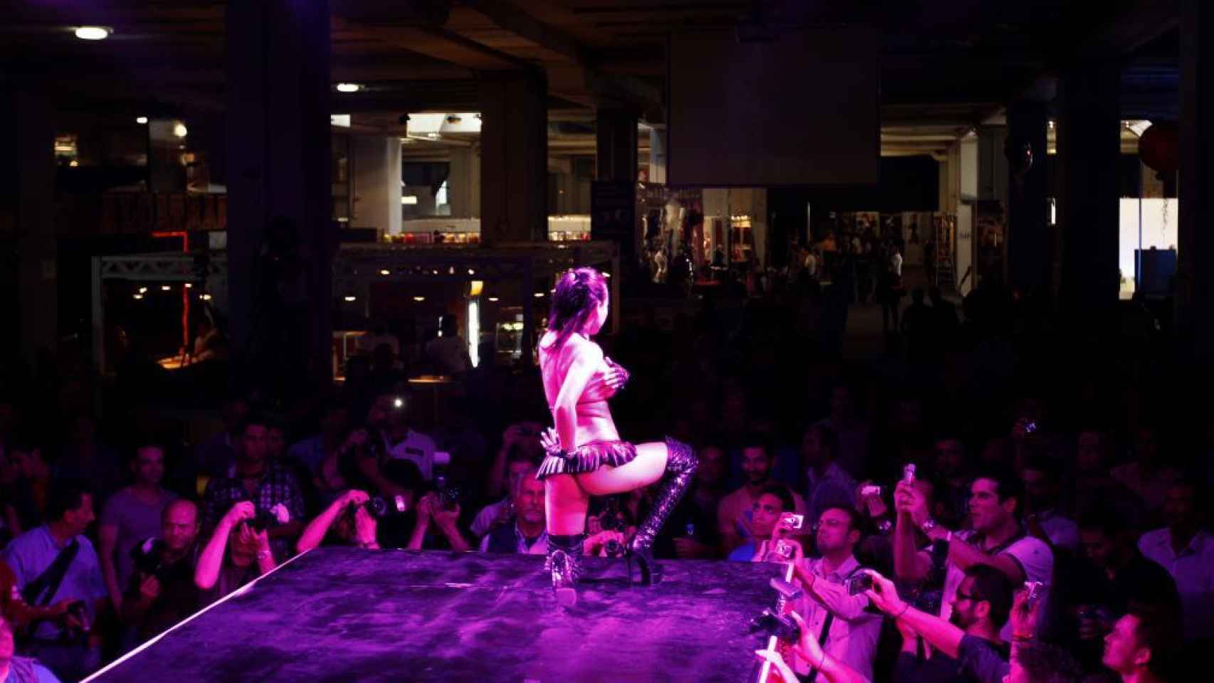 Una actriz porno actúa durante un festival de cine X.
