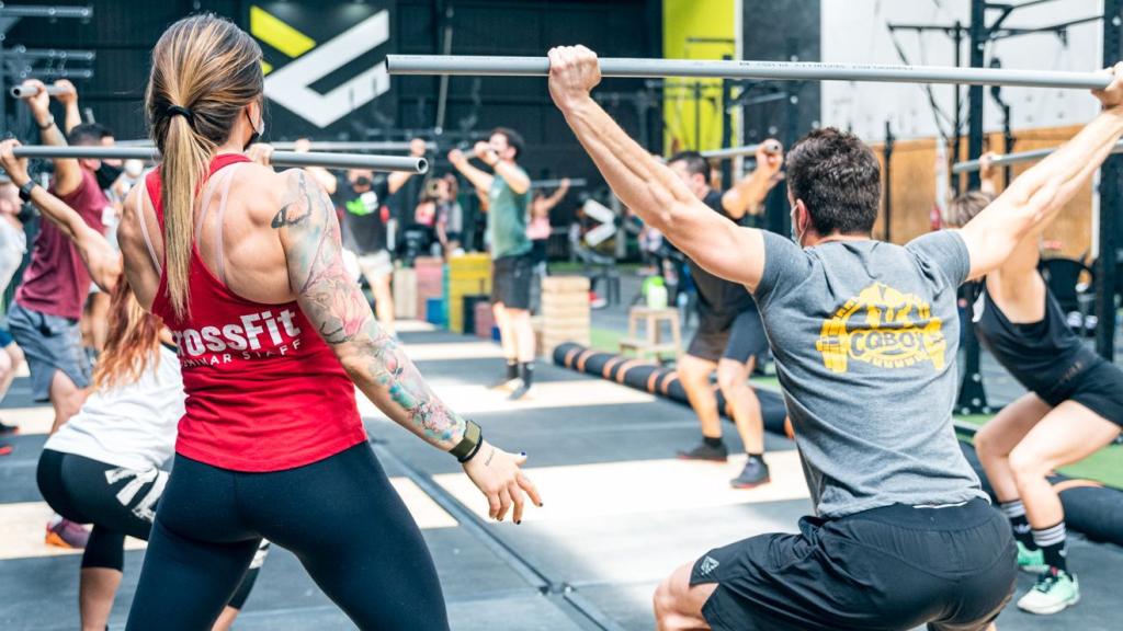 Natalia Díez, jefa de CrossFit España, de espaldas durante una formación para entrenadores..