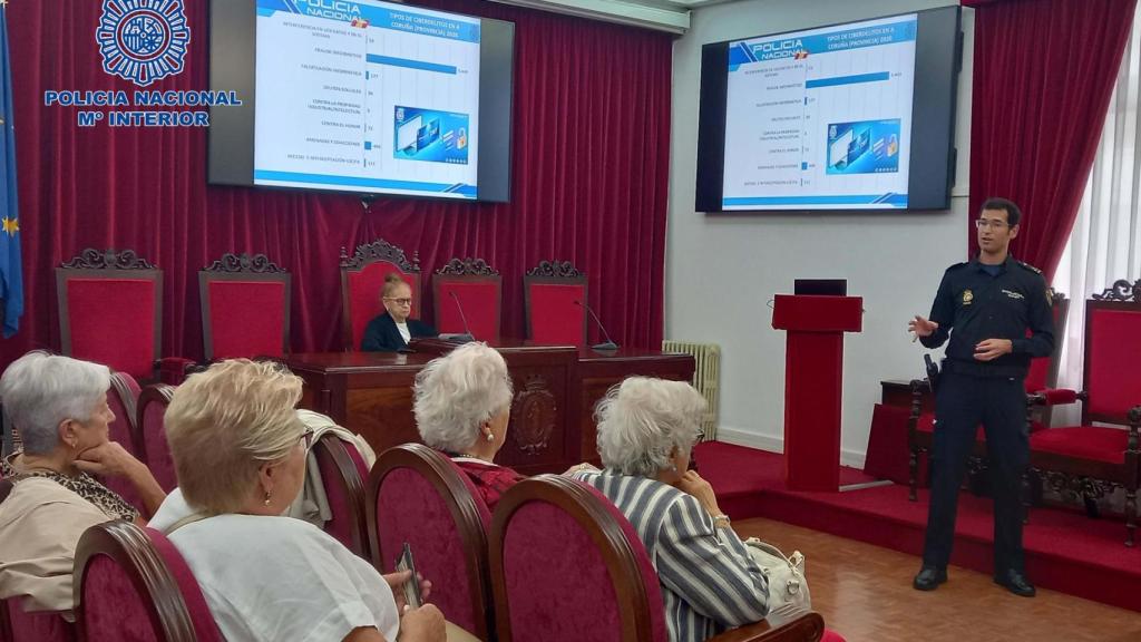 Charla sobre los riesgos de internet en A Coruña.