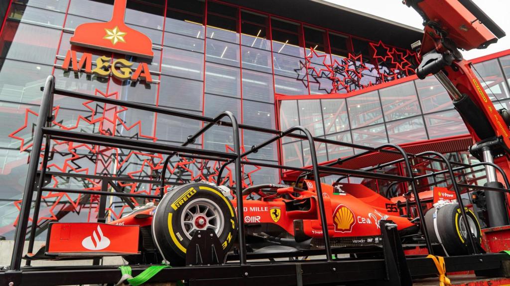 El Show Car 2019 de la escudería italiana Ferrari a su llegada al Museo de Estrella Galicia en A Coruña.