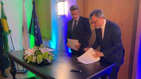 Luis Ceia y Nuno Almeida durante la firma del acuerdo de colaboración.